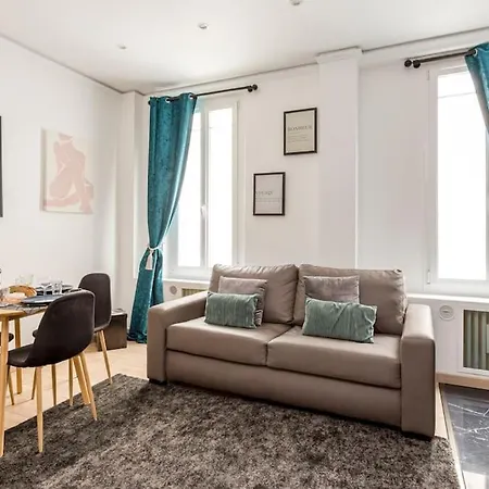 Paris, Tour Eiffel, Champs Elysees Апартаменты *