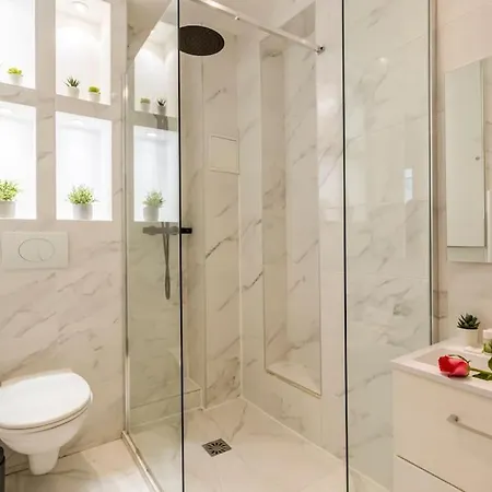 Paris, Tour Eiffel, Champs Elysees Апартаменты *